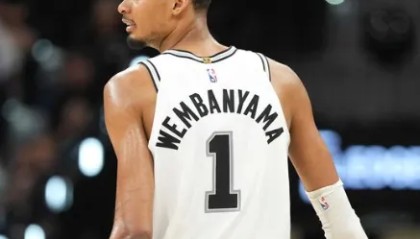 欧博体育-外星人！文班季后赛出手不到20次砍至少35+15+5帽，历史首人